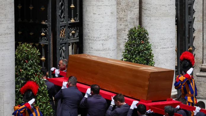 Rakev papeže Františka dorazila k bazilice Panny Marie Sněžné