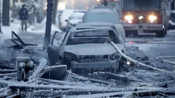 Ohořelý vrak auta během mrazů v americkém Newarku v New Jersey.