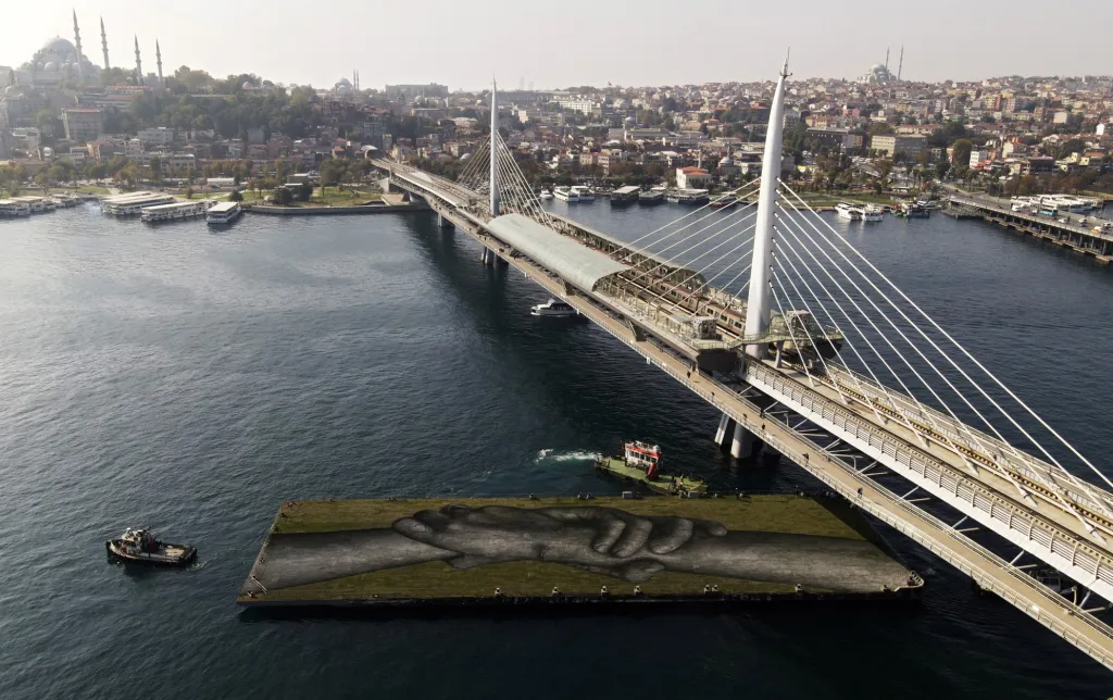 Ponton v Istanbulu má výhodu, že je plovoucí a je možné měnit jeho lokaci v průlivu