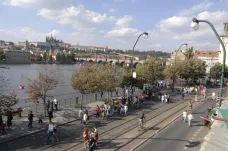 Souběžné uzavírky průjezdů přes Smetanovo nábřeží a Malou Stranu se protahují o týden