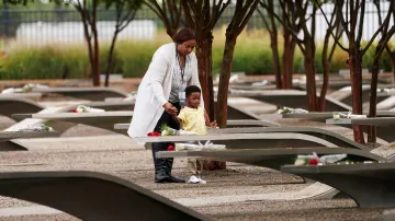 Rodina jedné z obětí navštívila památník v Pentagonu