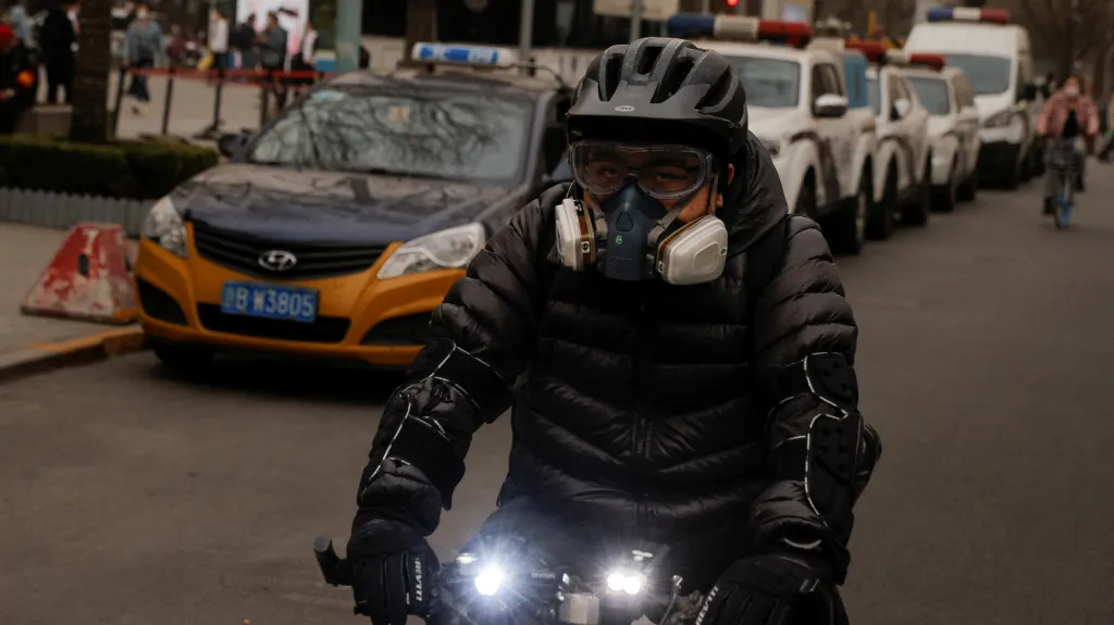 Cyklista na ulici v Pekingu