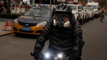 Cyklista na ulici v Pekingu