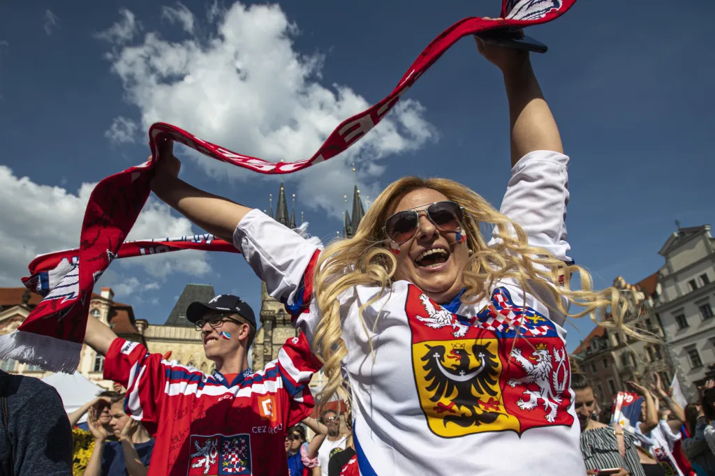 Fanoušci hokeje sledují boje o medaile i na Staroměstském náměstí v Praze