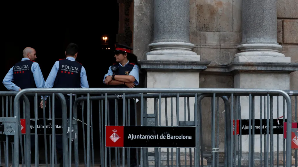 Katalánská policie u sídla místní vlády
