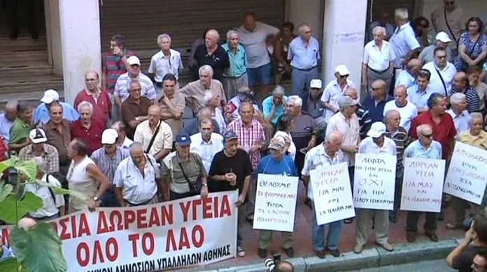 Řečtí důchodci demonstrují u ministerstva zdravotnictví