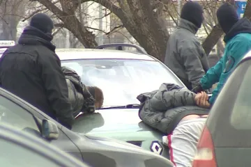 Policisté v Brně na parkovišti zadrželi pět mužů