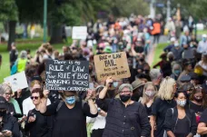 Desetitisíce žen v Austrálii protestují proti sexuálním útokům. Ministr čelí obvinění ze znásilnění