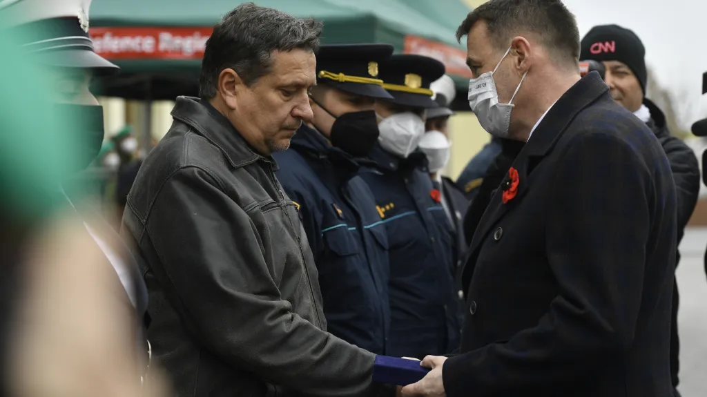 Průvodčí lanovky Radek Kysela přebírá ocenění