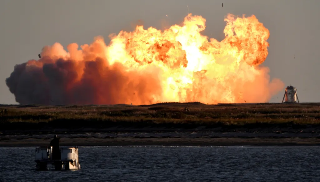 Silná exploze zničila raketu Starship společnosti SpaceX během přistávacího manévru. Raketa absolvovala cvičný let a v budoucnu by měla sloužit k letům na Mars