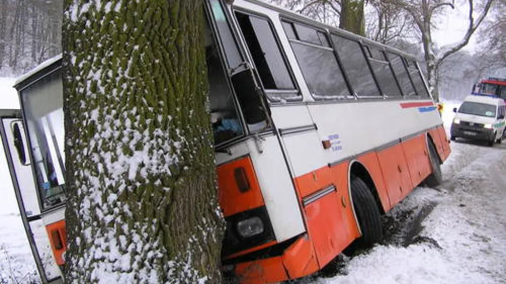 Havarovaný autobus převážející školáky