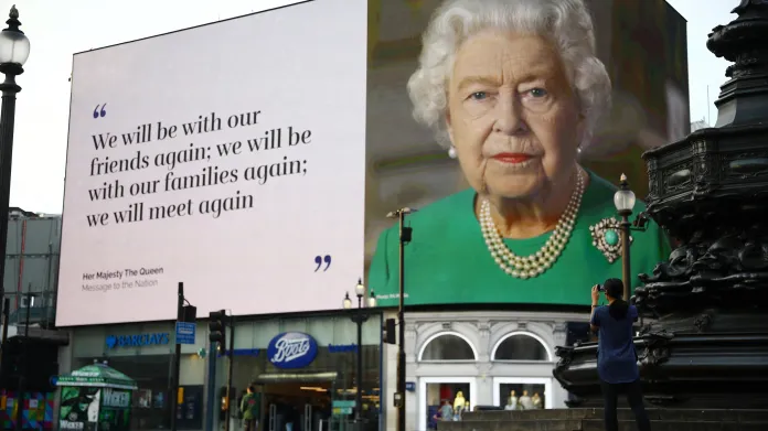Na londýnském Piccadilly Circus se objevil úryvek z královnina mimořádného televizního projevu, ve kterém ujistila, že se všichni znovu setkáme (snímek z dubna 2020)