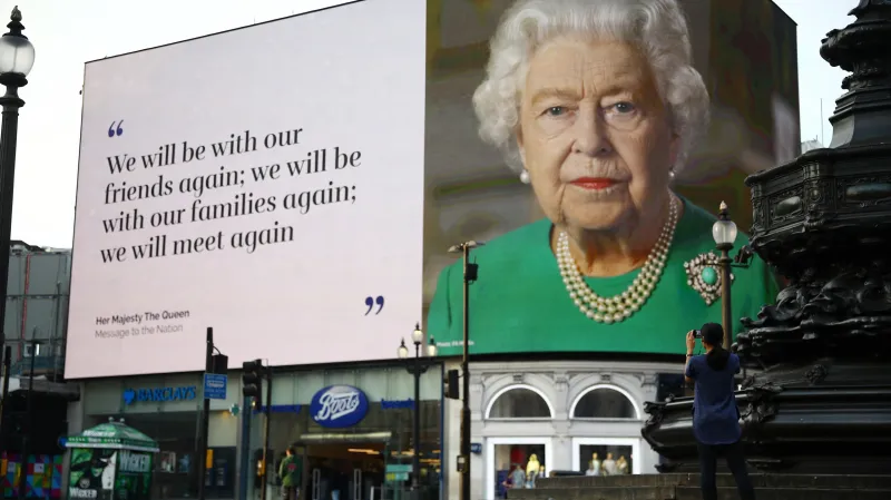 Na londýnském Piccadilly Circus se objevil úryvek z královnina mimořádného televizního projevu, ve kterém ujistila, že se všichni znovu setkáme (snímek z dubna 2020)