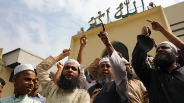 Muslimové před národní mešitou Baitul Mukarram v Dháce odsuzují teroristický čin v novozélandském městě Christchurch