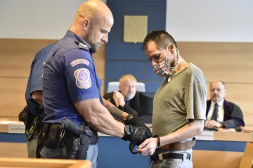 Začal soud s mužem obžalovaným z upálení dvou bezdomovců v bývalé kotelně v Kroměříži