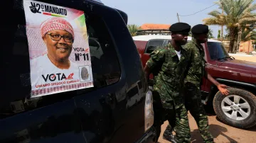 Vojáci vedle volebního plakátu prezidenta Guineje-Bissau Umara Sissoca Embalóa