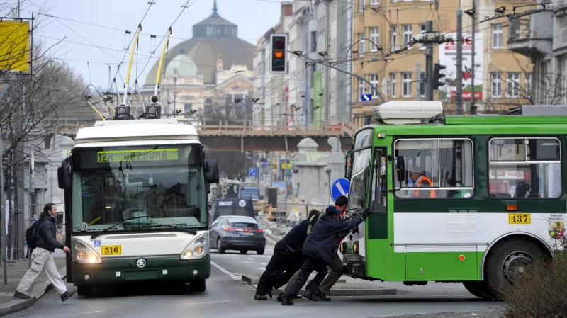 Zatímco pracovníci PMDP odtlačují z křižovatky na Americké třídě uvázlý „starý“ trolejbus 14Tr, přijíždí na ni již novější nízkopodlažní 24Tr