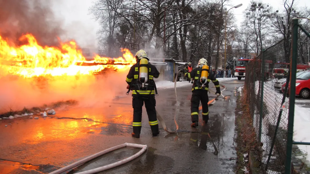 Ve Zlíně odpoledne hořela tržnice u autobusového nádraží