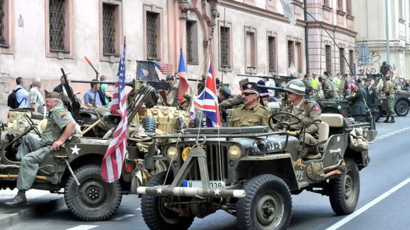 Účastníci konvoje vojenských historických vozidel