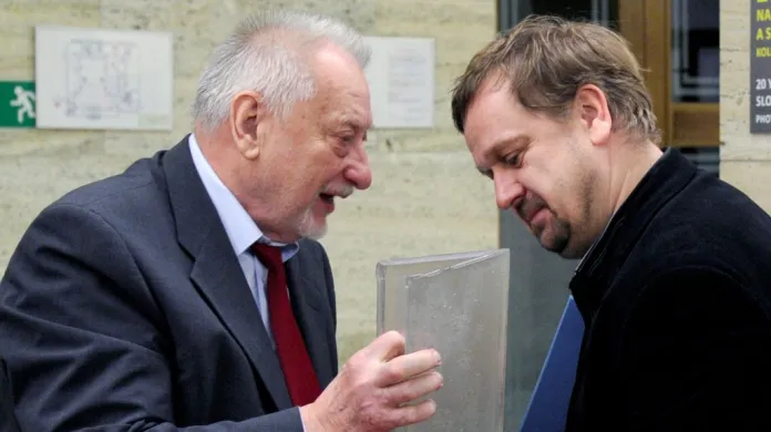 Novinář Petr Fischer (vpravo) převzal 6. února v Praze z rukou člena Sdružení Ferdinanda Peroutky Jana Petránka novinářskou Cenu Ferdinanda Peroutky.