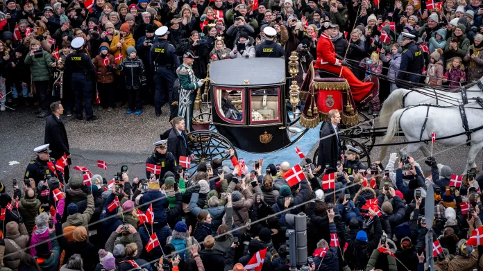 Margrethe II. přijíždí do dánského parlamentu