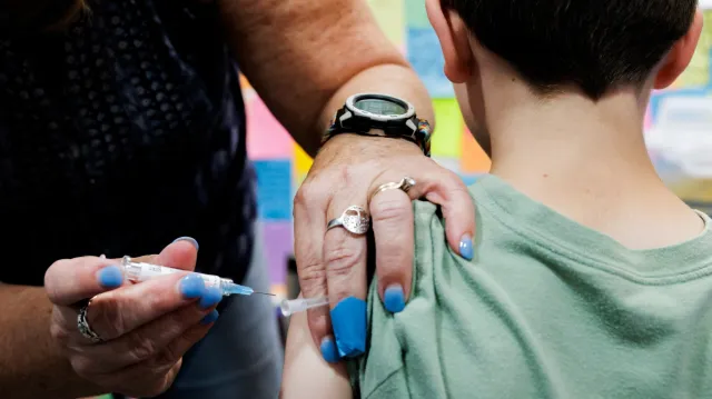 Úřad v USA spojuje smrt dětí s vakcínami proti covidu. Bez důkazů, tvrdí kritici