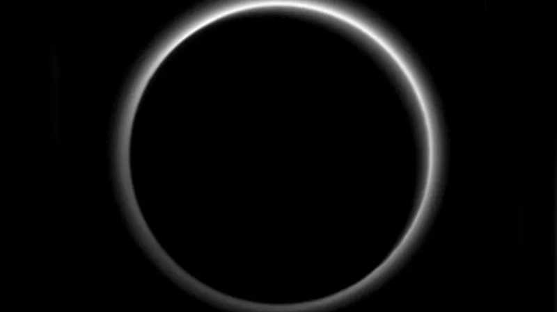 "Noční" strana Pluta osvíceného z druhé strany Sluncem