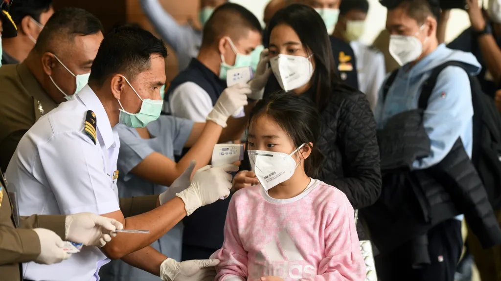 Zdravotnický personál kontroluje cestující na letišti v Bangkoku