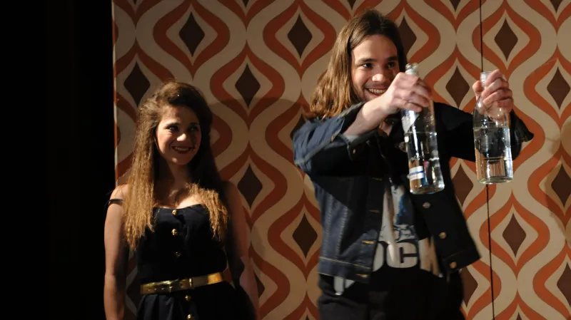 Michal Sedláček a Pavla Gajdošíková v inscenaci Petra Kolečka Taky fajny synek