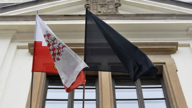Černá vlajka na uherskobrodské radnici