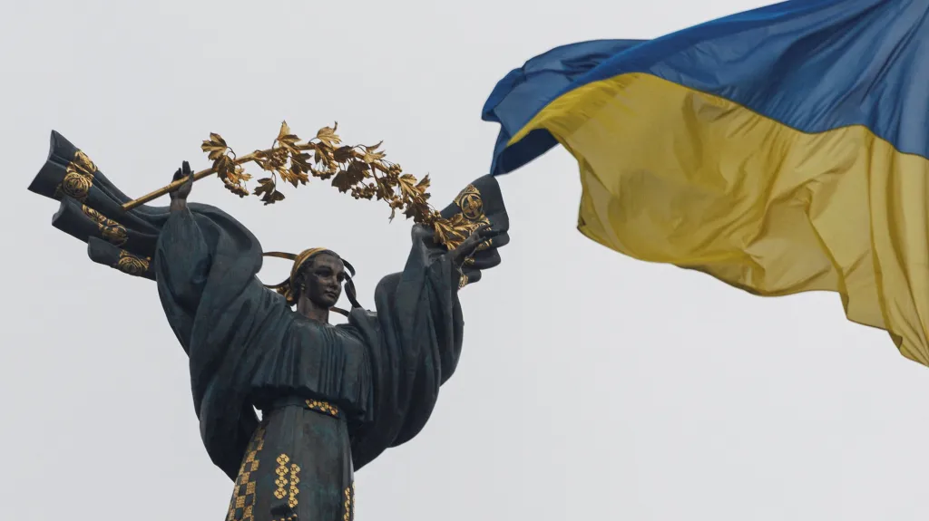 Ukrajinská vlajka na Památníku nezávislosti v Kyjevě