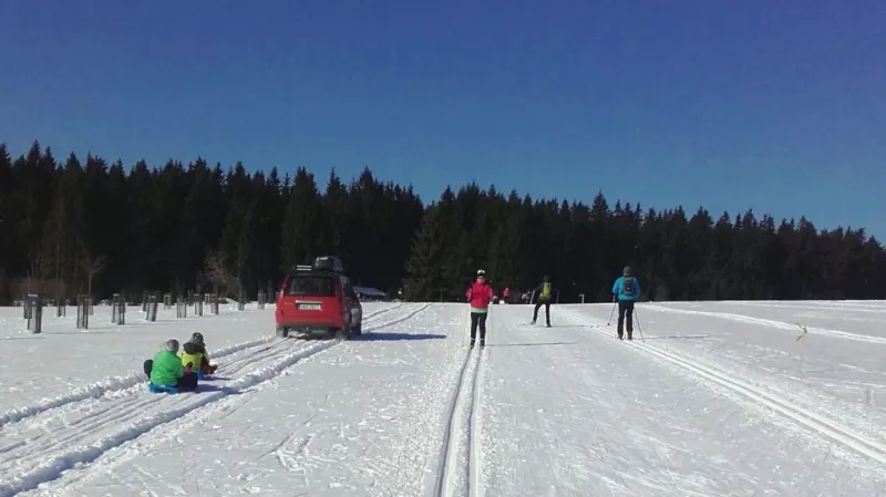 Řidiči ignorují značky a vjíždějí přímo do běžeckých tras