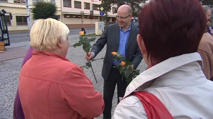 Bohuslav Sobotka rozdává kolemjdoucím růže