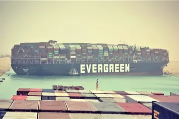 Podařilo se částečně uvolnit loď blokující Suezský průplav. Tím prochází desetina světového obchodu