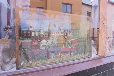 Výlohy a okna obchodů ve Štramberku zdobí tři desítky betlémů