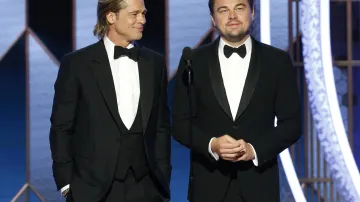 Brad Pitt (oceněný za vedlejší roli) a Leonardo DiCaprio z filmu Tenkrát v Hollywoodu