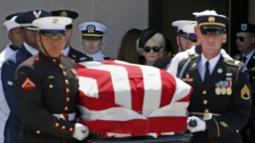 Poslední rozloučení s McCainem v Arizoně