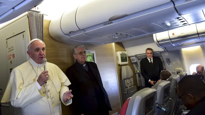 Papež František na palubě letadla na cestě do Nairobi