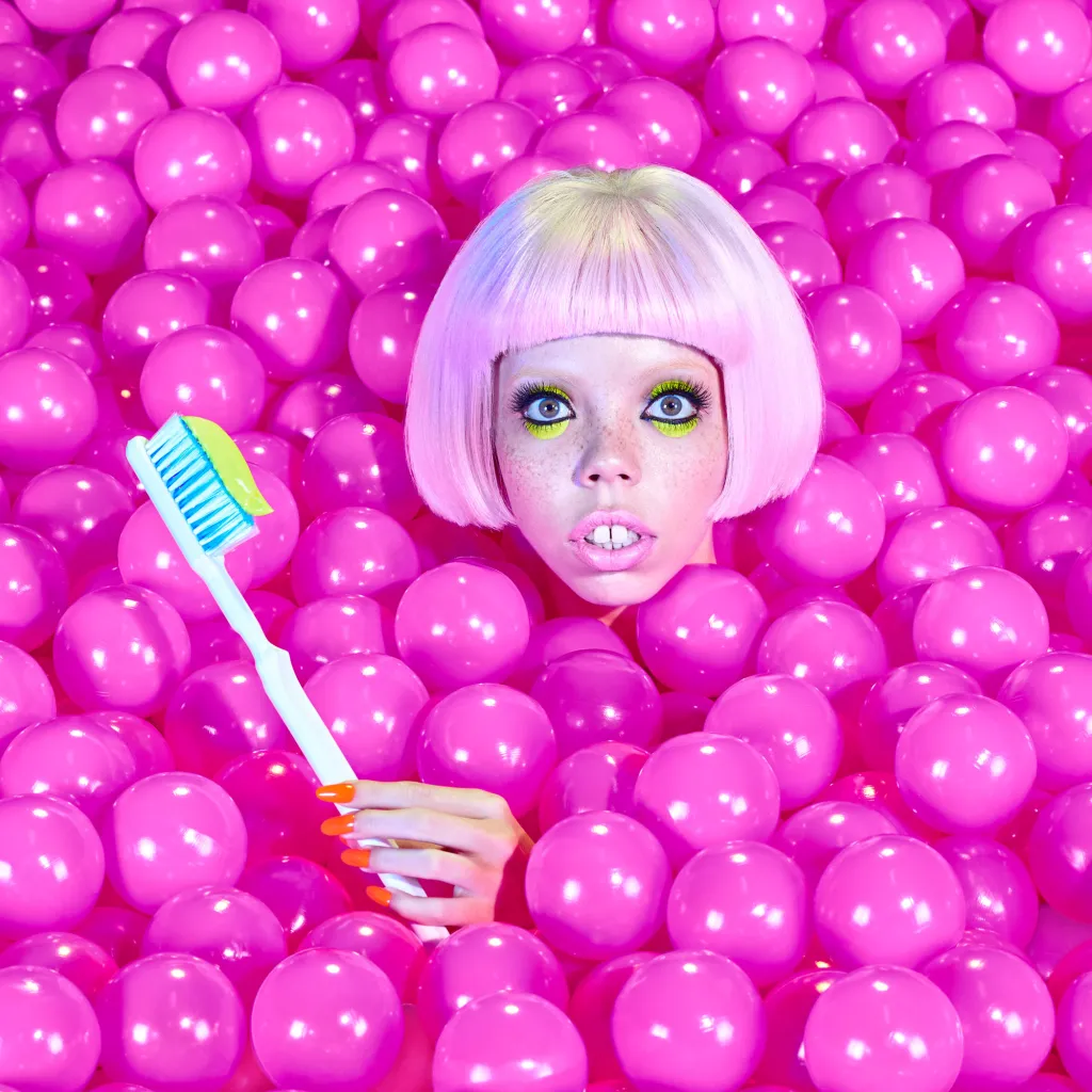 Pol Kurucz (kategorie Creative). „Jsou lidé, kteří svým životem vybočují z běžných konvencí, ale za nekonvenční se nepovažují. Vytvářejí si prostě vlastní realitu, v níž prožívají vlastní životy zcela přirozeně. Fotografoval jsem ve studiu nejrůznější podivíny a šílence z ulic Ria de Janeiro.“