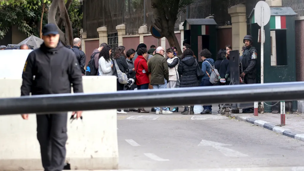Pietní shromáždění za Giulia Regeniho před italským velvyslanectvím v Káhiře