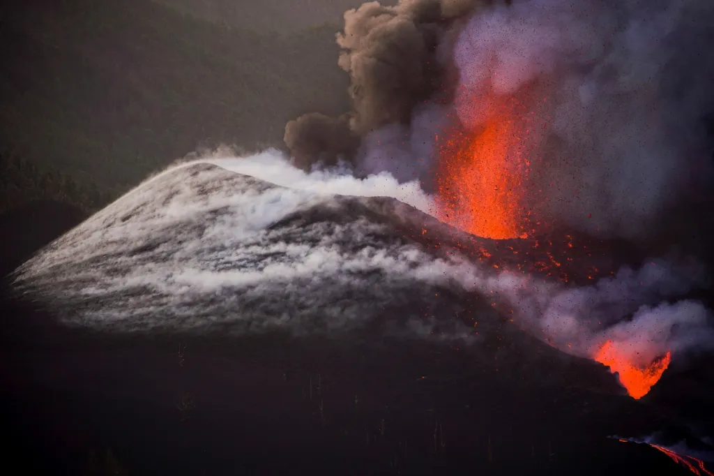 Na španělském ostrově La Palma pokračuje erupce sopky, která začala chrlit žhavé magma 19. září.  Když se láva dostává do moře, uhyne v důsledku toho u pobřeží mnoho ryb a dalších živých organismů. Z dlouhodobého hlediska ale bude tento jev zřejmě příznivý pro ekosystém