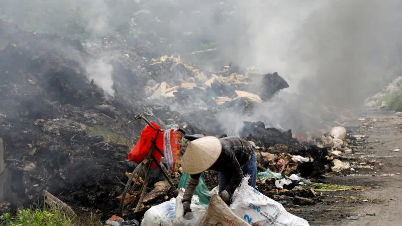 Žena ve Vietnamu sbírá elektroodpad na skládce