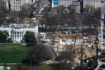 Výstavba tanečního sálu Bílého domu může dočasně pokračovat, rozhodl soud