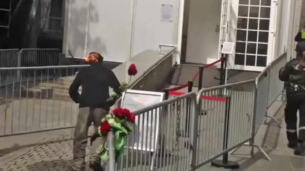 Hořící muž u budovy soudu v Oslu