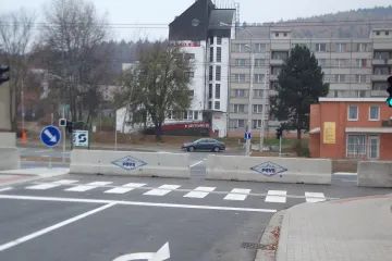 Z křižovatky v centru Zlína zmizely poslední betonové zátarasy