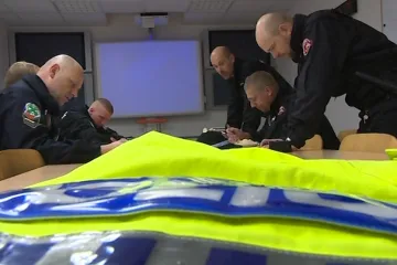 Zlínští hasiči a strážníci odjeli pomáhat do Kralup nad Vltavou