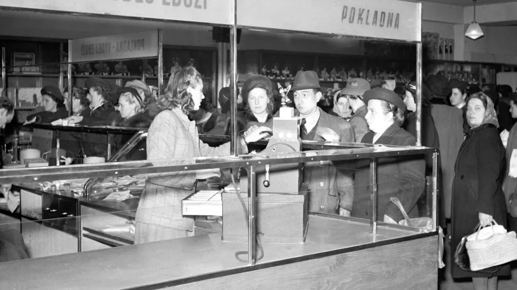 Předvánoční prodej v Bílé labuti v Praze (1948)