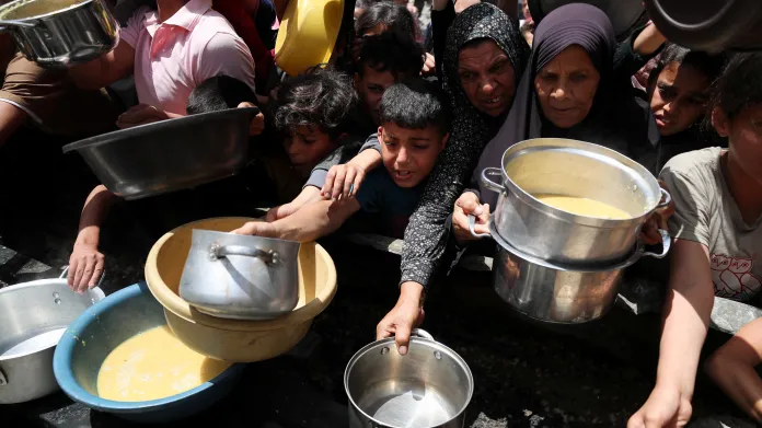 Palestinci čekají v Džabálíji na jídlo