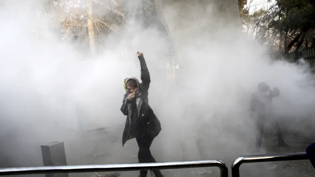 Jedna z protivládních demonstrantek v Teheránu
