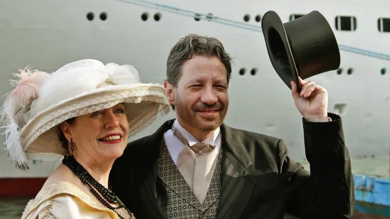 Pasažéři Balmoralu v dobových kostýmech